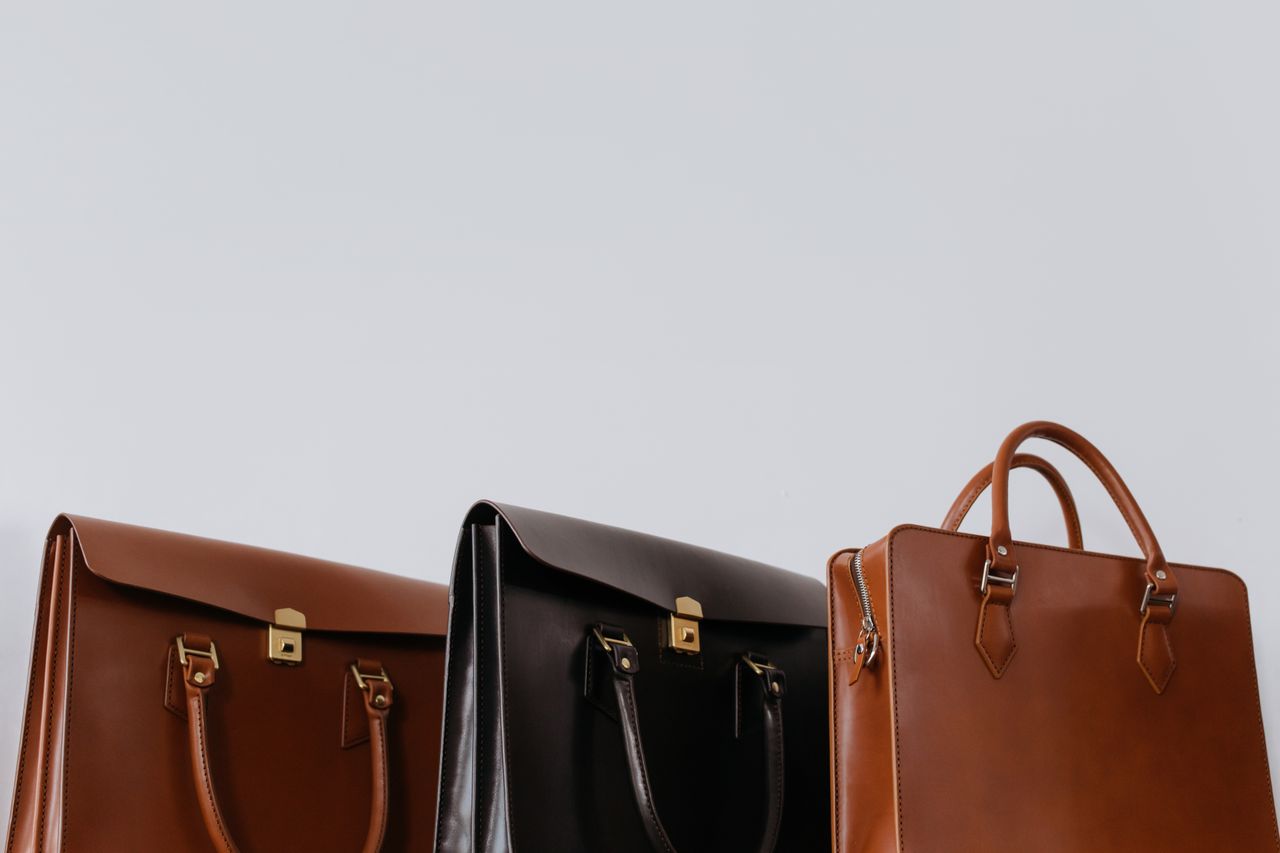 Como escolher bolsas de couro para ambientes corporativos